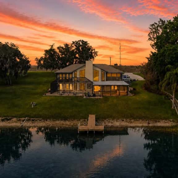 Lakefront Estate 16ppl |Pool| Sauna| Dock| Hot Tub - Image 1